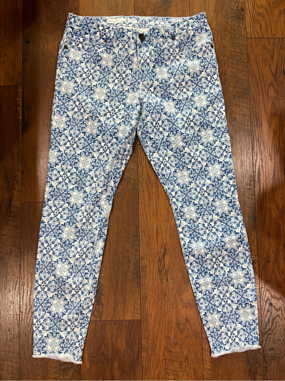 Kut from the Kloth Blue and White floral heart Connie ankle skinny